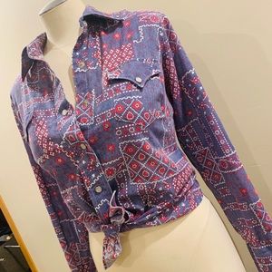 Size Medium Western Shirt Button Down Super Cute!